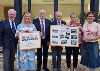 Van links naar rechts het bestuur: dhr. Wim Voermans, mevr. Andrea Nieboer, dhr. Enno Kruijer, dhr. Evert Hulleman en de dames activiteitencommissie: Jenny van der Wal en mevr. Anneke Bieze.
