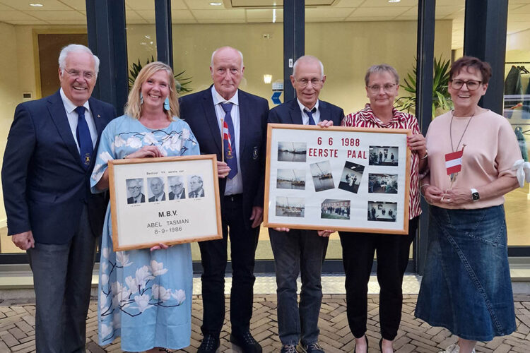 Van links naar rechts het bestuur: dhr. Wim Voermans, mevr. Andrea Nieboer, dhr. Enno Kruijer, dhr. Evert Hulleman en de dames activiteitencommissie: Jenny van der Wal en mevr. Anneke Bieze.