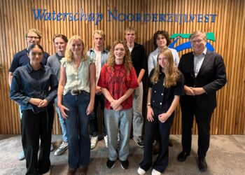 Foto: het Jongerenpanel Noorderzijlvest 2026-2027 met dijkgraaf Roeland van der Schaaf. V.l.n.r.: Yde, Jasper, Alexander, Christian, Felix, Reyyan, Mearle, Reuven en Loes. Op de foto ontbreken: Hanneke, Lars en Nils.