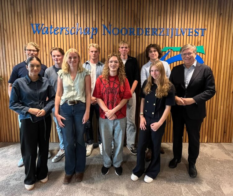 Foto: het Jongerenpanel Noorderzijlvest 2026-2027 met dijkgraaf Roeland van der Schaaf. V.l.n.r.: Yde, Jasper, Alexander, Christian, Felix, Reyyan, Mearle, Reuven en Loes. Op de foto ontbreken: Hanneke, Lars en Nils.