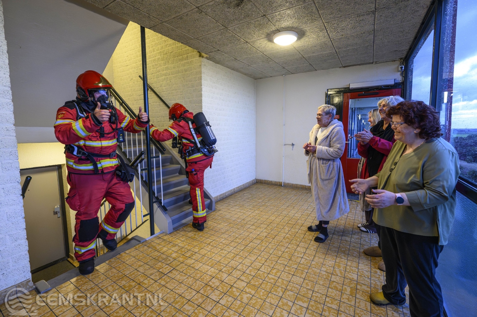 Brandweerlieden Delfzijl trainen in Kustwegflats voor Firefighter Stair Climb in het WTC Almere